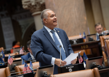 Hochul firma ley que salvaría vida en caso de apagones en Nueva York