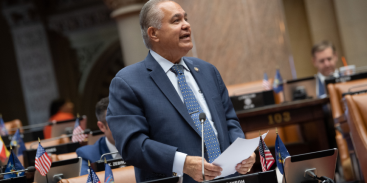 Hochul firma ley que salvaría vida en caso de apagones en Nueva York