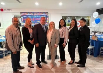 Asociación de Mujeres Policías apoyan candidatura del alcalde Mike Spano de Yonkers