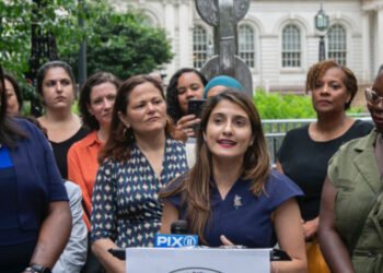 Concejales de la ciudad de Nueva York piden que Biden apure los permisos de trabajo para solicitantes de asilo