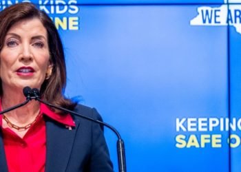 Gobernadora de Nueva York toma medidas para proteger a los niños en las redes sociales