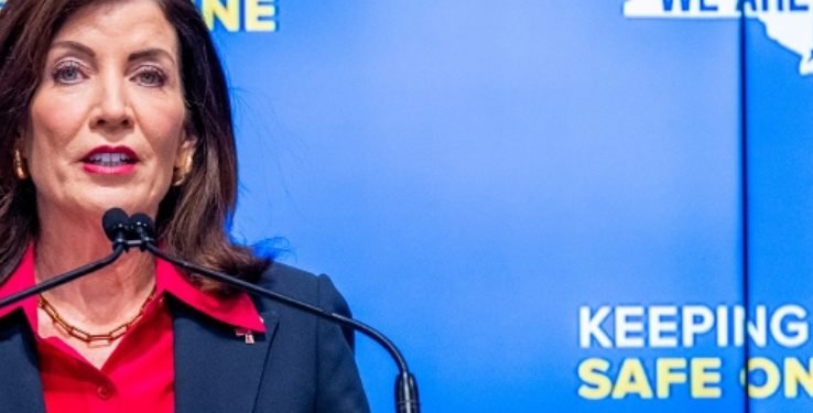 Gobernadora de Nueva York toma medidas para proteger a los niños en las redes sociales