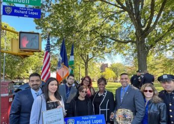 La concejal Velázquez y la presidenta del condado del Bronx, Vanessa Gibson, honran al difunto oficial que murió a causa de una enfermedad relacionada con el 9/11