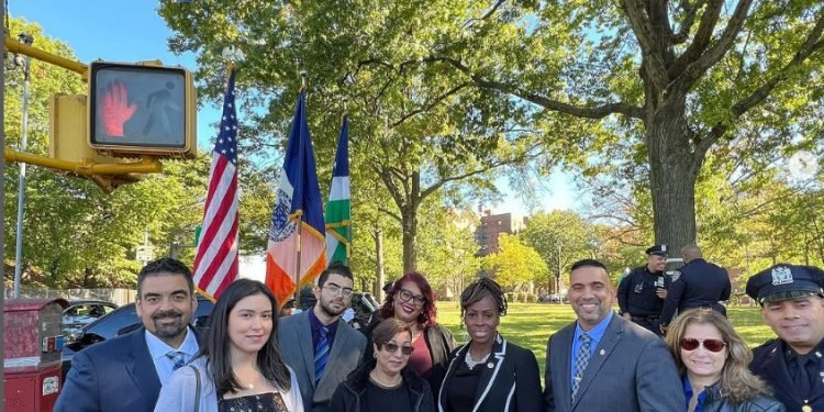 La concejal Velázquez y la presidenta del condado del Bronx, Vanessa Gibson, honran al difunto oficial que murió a causa de una enfermedad relacionada con el 9/11