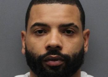 Fiscalía presenta acusación contra hombre que disparó trece veces a policía