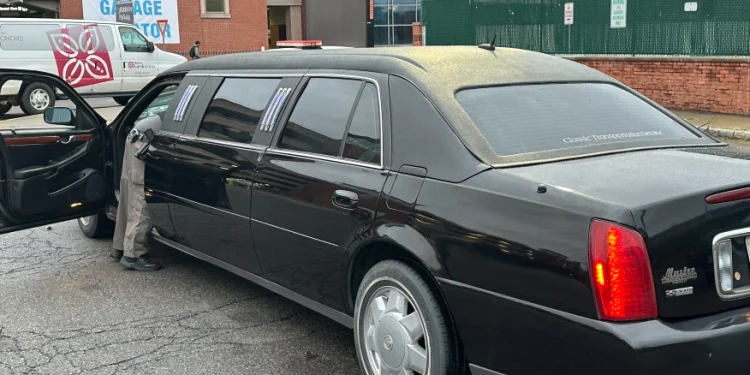 Dueño de limusina arrestado por ofrecer sus servicios ilegalmente