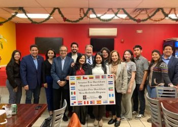 Harckham organiza mesa redonda hispana para discutir temas comunitarios