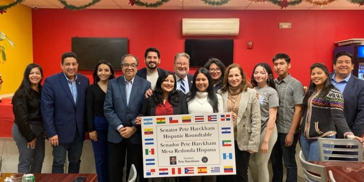 Harckham organiza mesa redonda hispana para discutir temas comunitarios