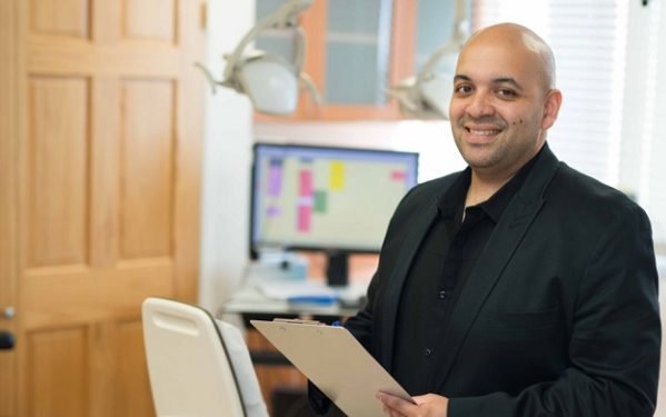 Dentista se asoció con exjugadores de la NBA para cobrar al seguro por falsos trabajos dentales