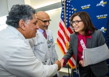 Hochul presenta propuesta para combatir mortalidad materna e infantil