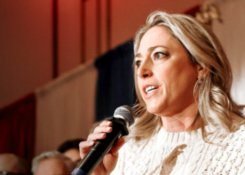 Exgobernador George Pataki respalda candidatura de Alison Esposito contra Ryan