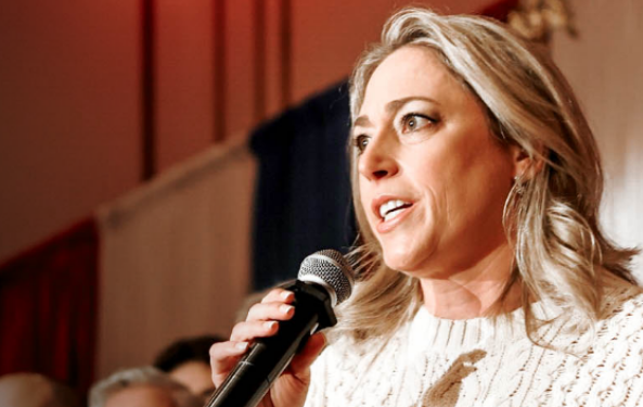 Exgobernador George Pataki respalda candidatura de Alison Esposito contra Ryan