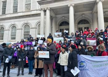 Piden que Adams invierta 2.3 millones en vivienda y alimentación de ancianos