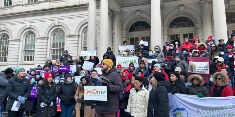 Piden que Adams invierta 2.3 millones en vivienda y alimentación de ancianos