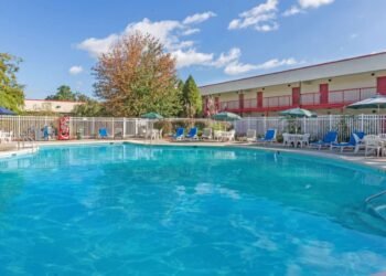 Desalojan a inmigrantes que ocupaban Hotel Ramada en Yonkers