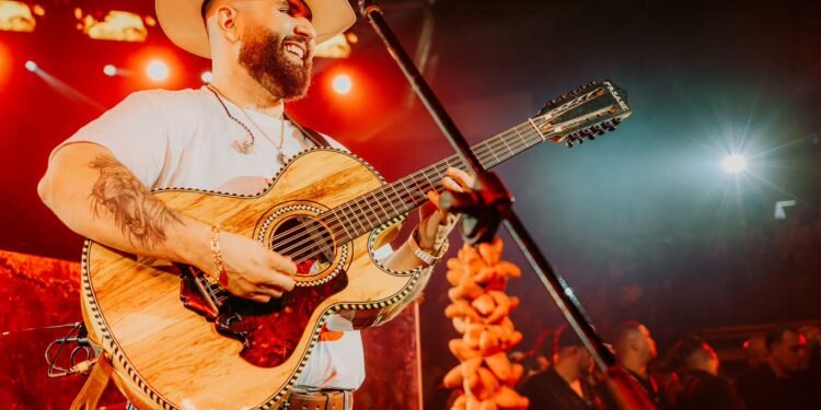 Carín León arrasa con diez nominaciones en Premio Lo Nuestro