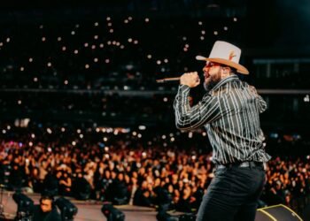 Carín León lanza la versión en vivo en video de “El Amor de Mi Herida”.