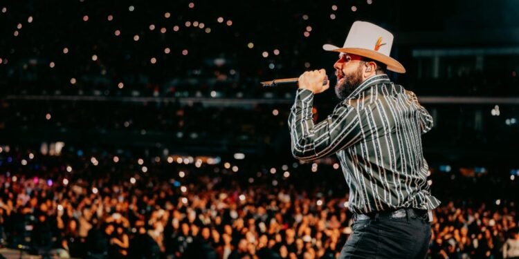 Carín León lanza la versión en vivo en video de “El Amor de Mi Herida”.