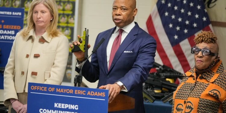 «Operación Restaurar la Roosevelt» en Queens resultó en casi 1.000 arrestos