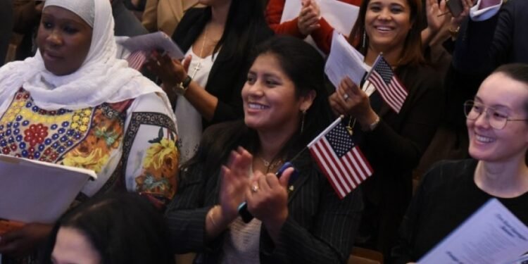 Instan a inmigrantes a llamar a línea gratuita de inmigración